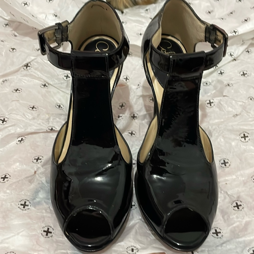 Beautiful Cole Haan heels in patent leather size 7, the high is about 4 1/2” EUC